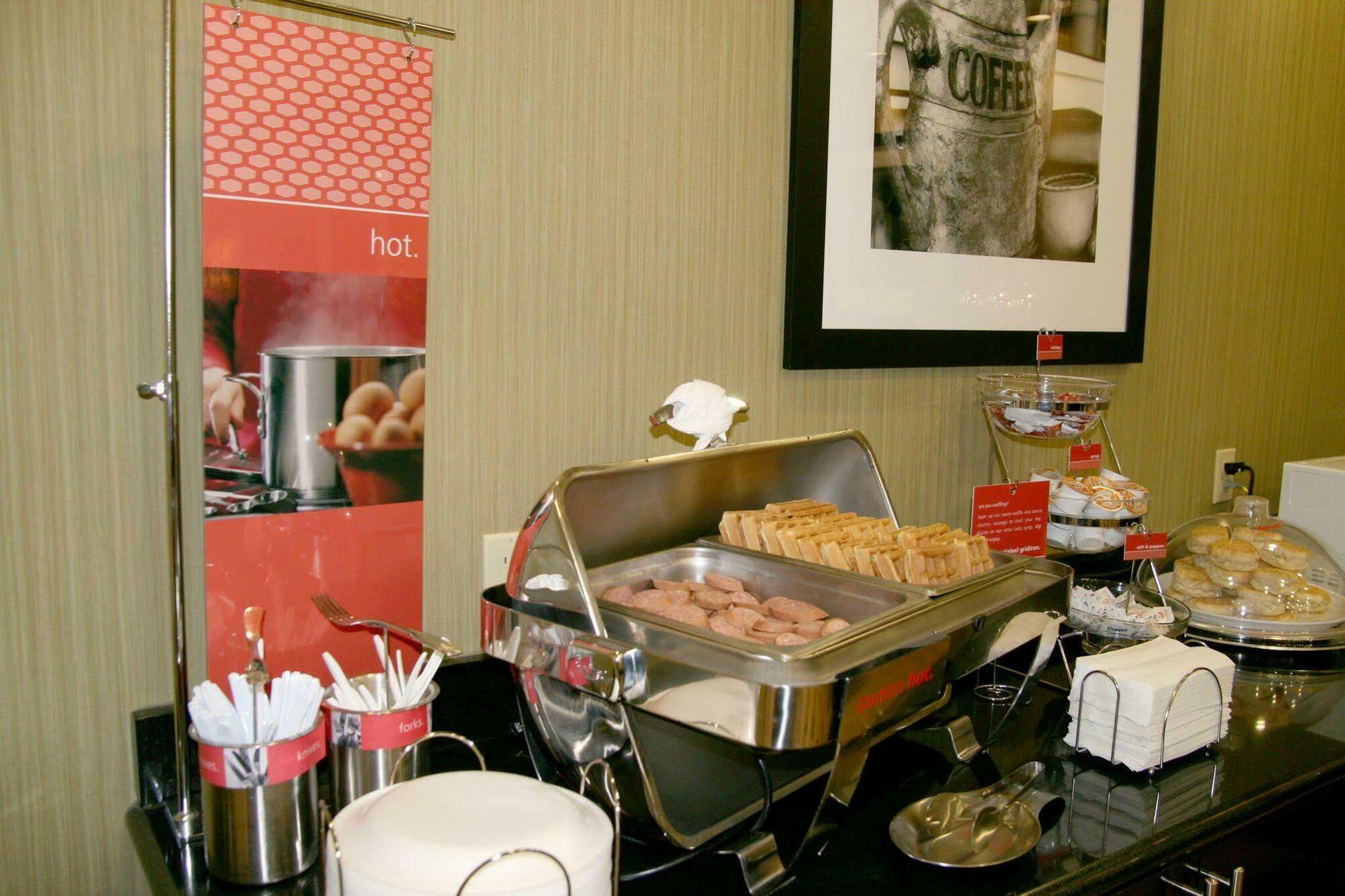 Hampton Inn & Suites Dallas-Десото Ресторан фото